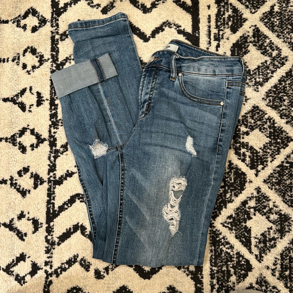 Refuge. Distressed skinny jean. Size 6. Like new